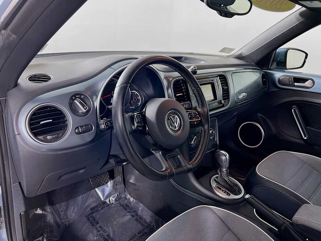 2016 Volkswagen Beetle Convertible — photo 9