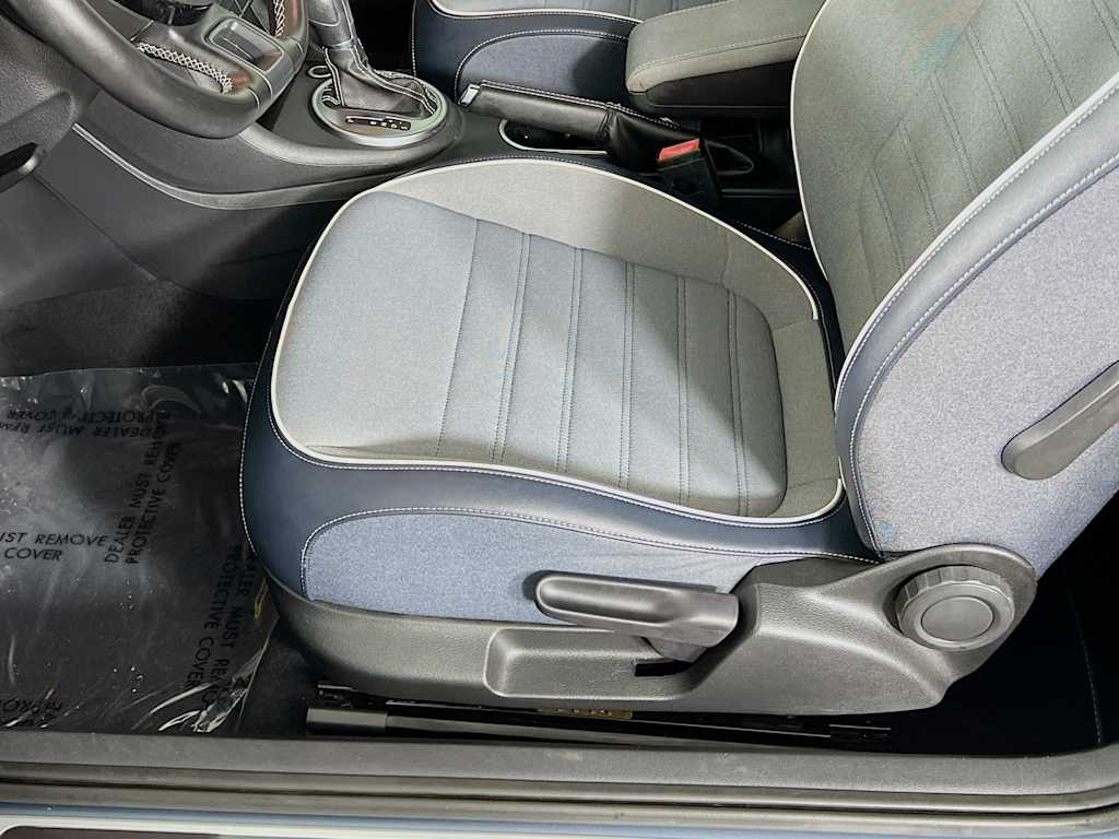 2016 Volkswagen Beetle Convertible — photo 18