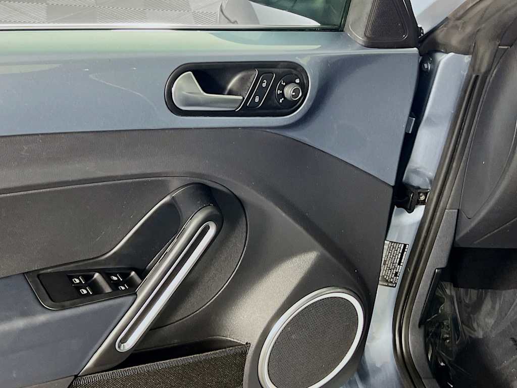 2016 Volkswagen Beetle Convertible — photo 16