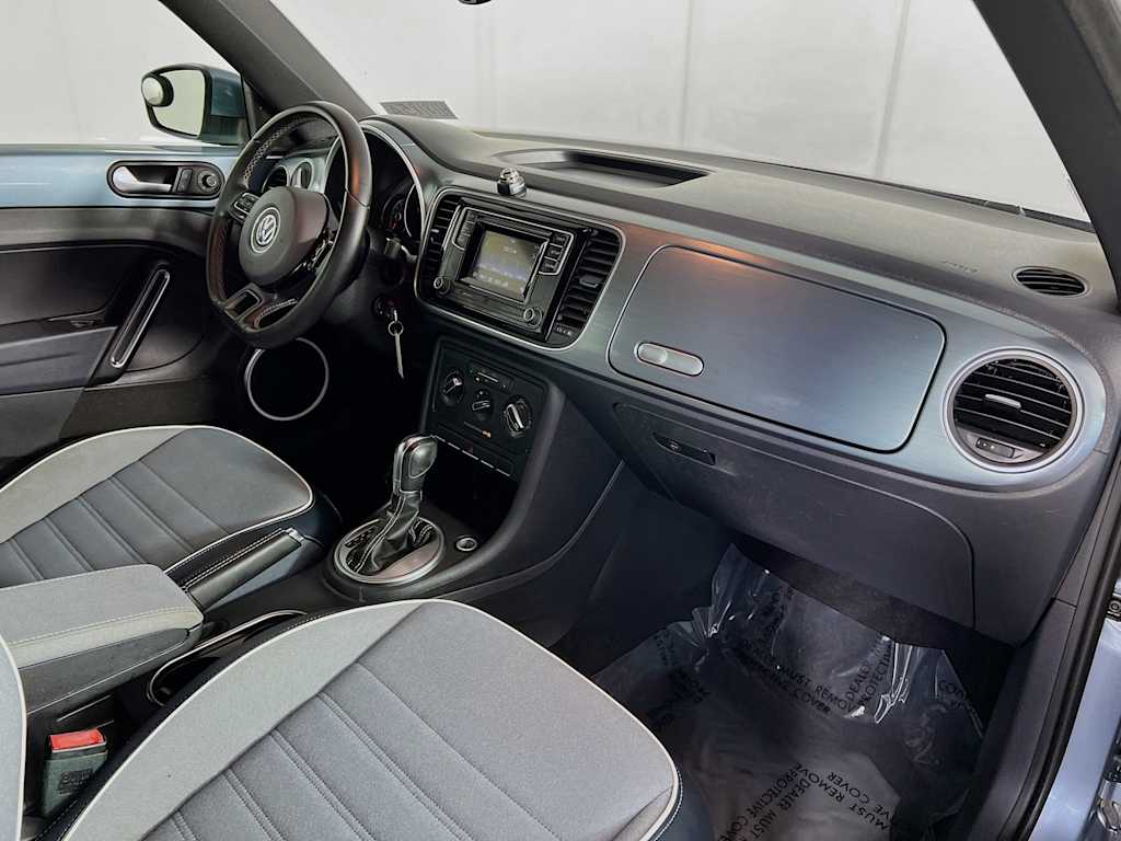 2016 Volkswagen Beetle Convertible — photo 27