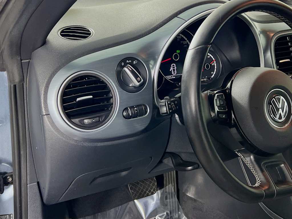 2016 Volkswagen Beetle Convertible — photo 10