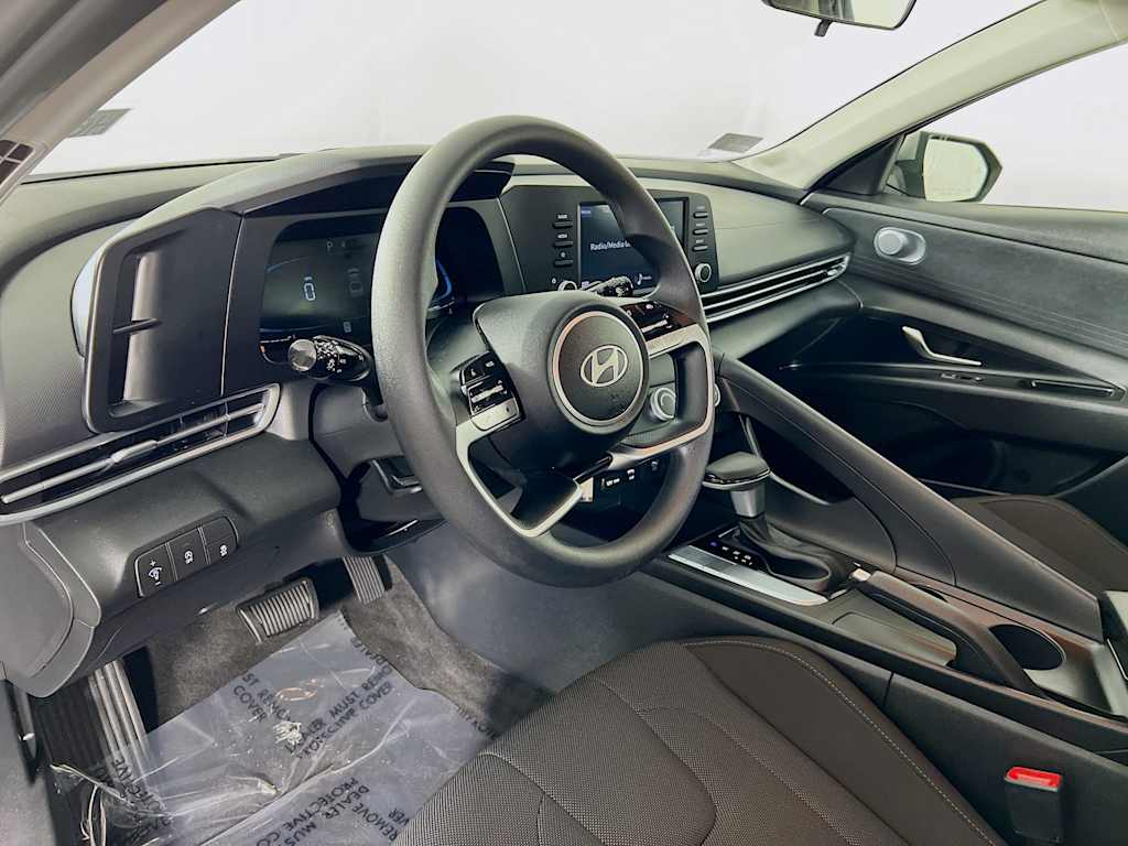 2025 Hyundai Elantra — photo 9