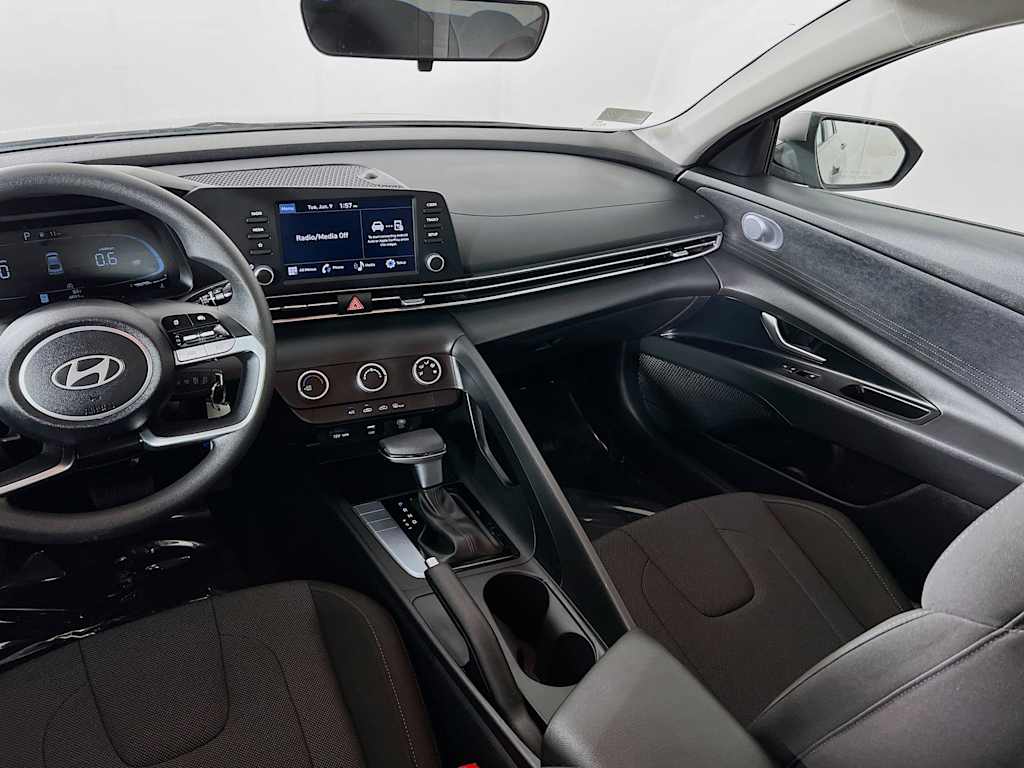 2025 Hyundai Elantra — photo 22
