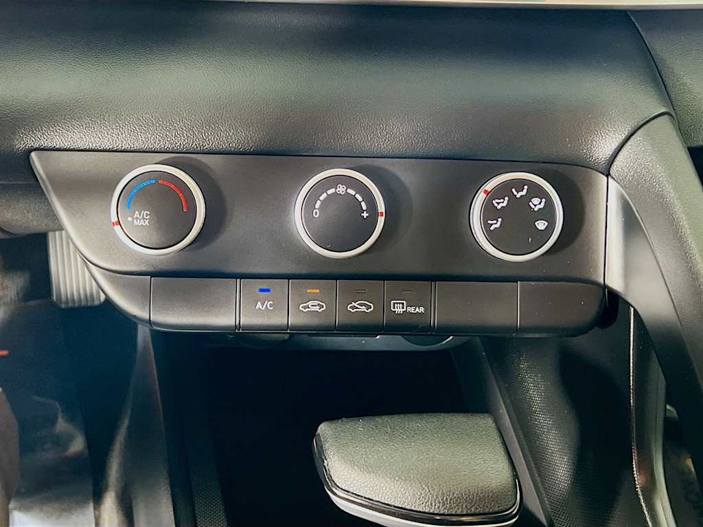 2025 Hyundai Elantra — photo 15