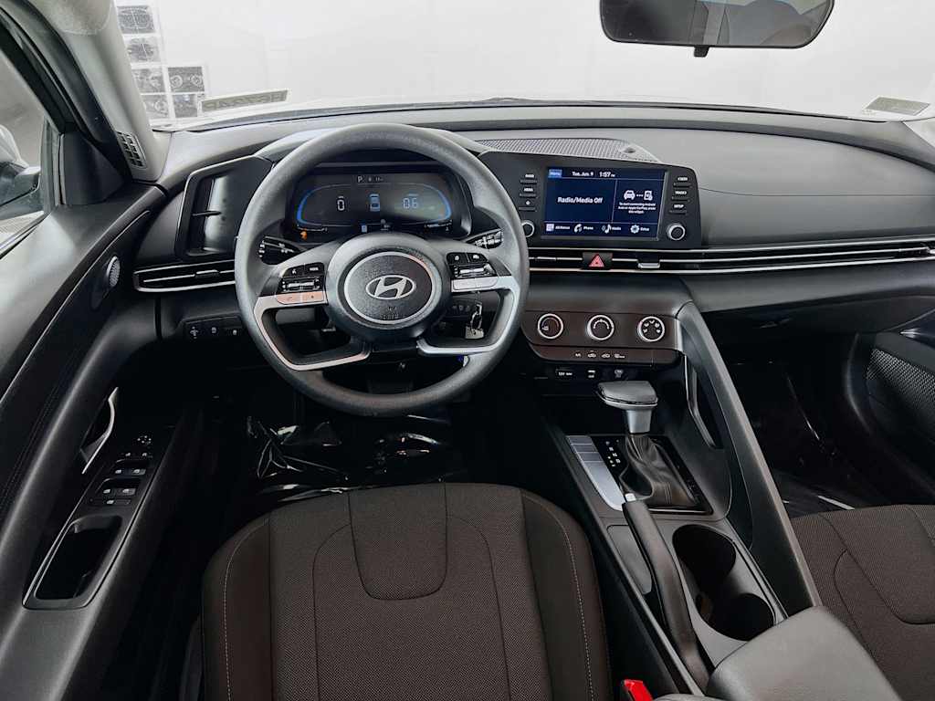 2025 Hyundai Elantra — photo 21