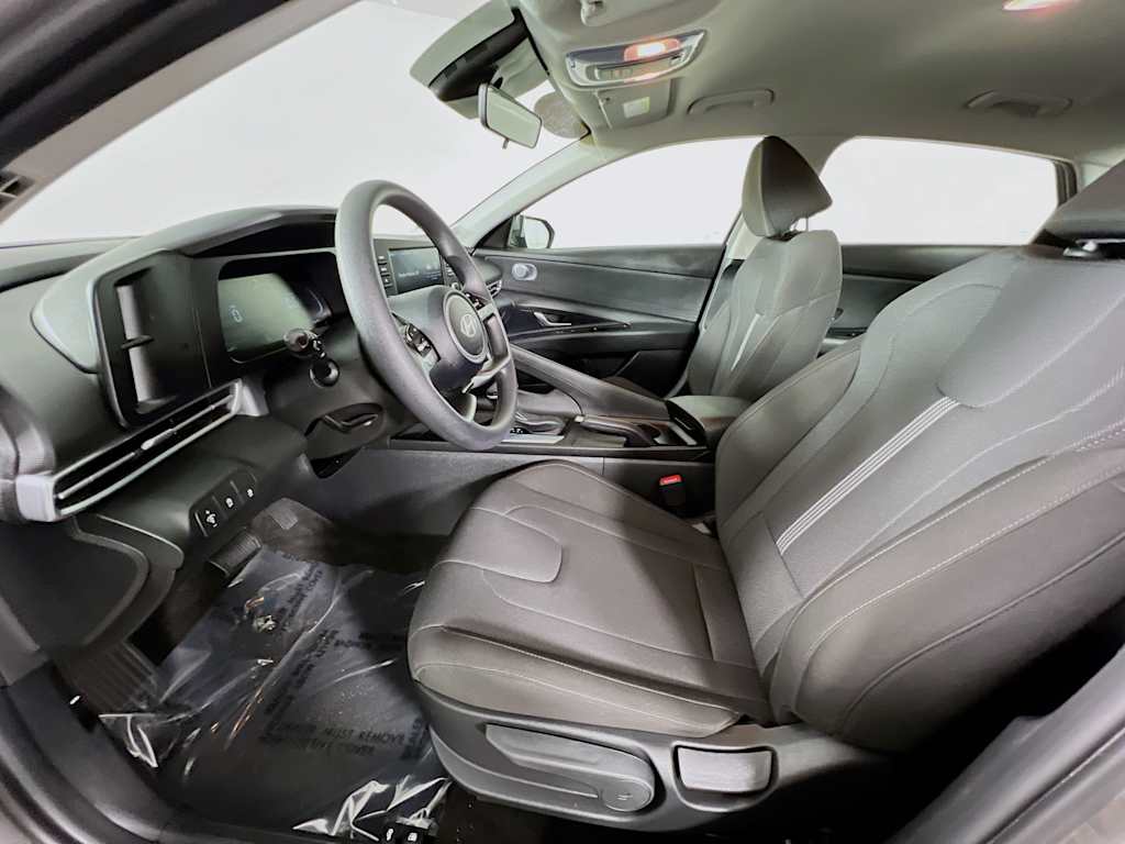 2025 Hyundai Elantra — photo 20