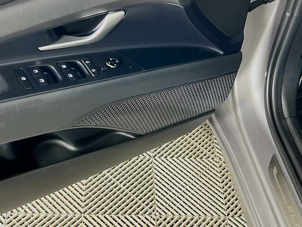 2025 Hyundai Elantra — photo 18