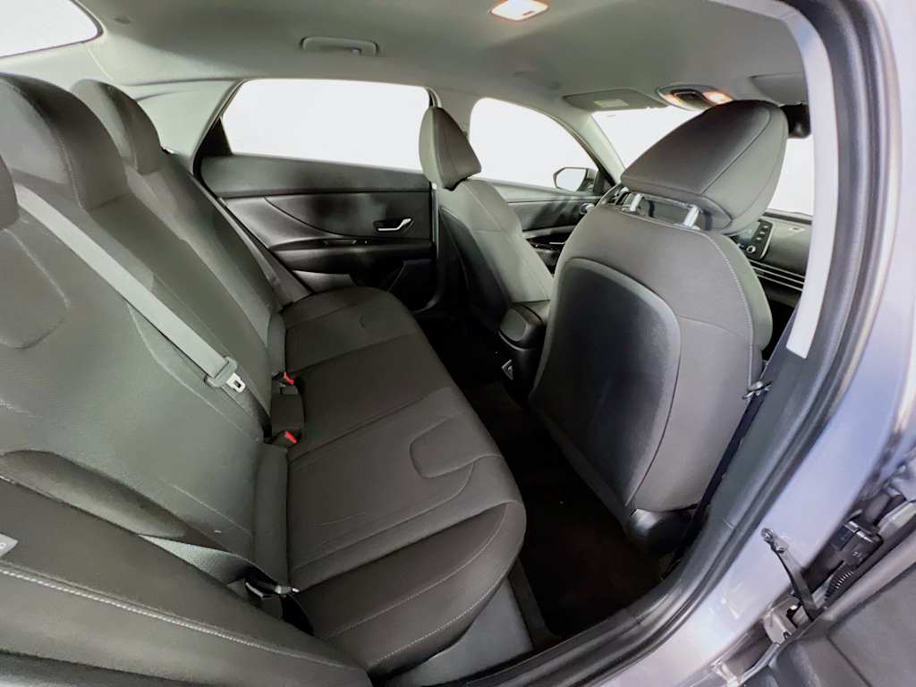 2025 Hyundai Elantra — photo 25