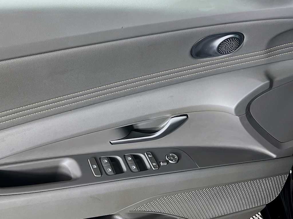 2025 Hyundai Elantra — photo 17