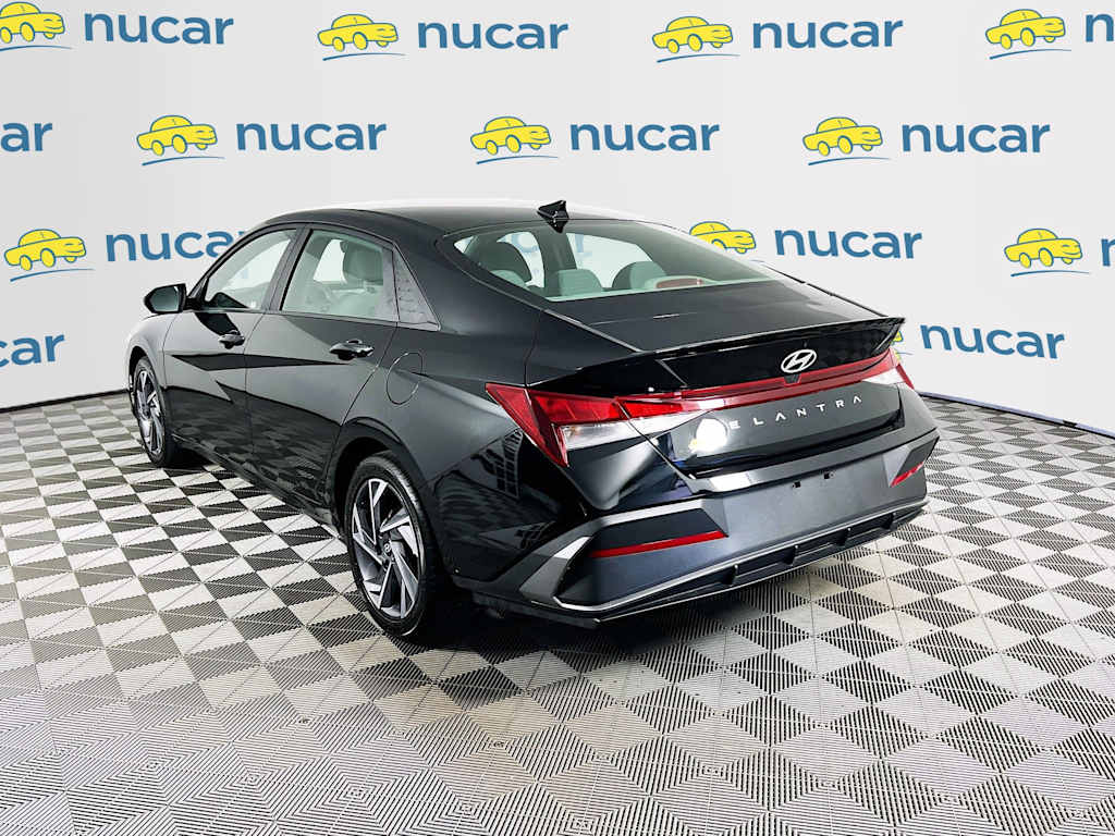 2025 Hyundai Elantra — photo 5