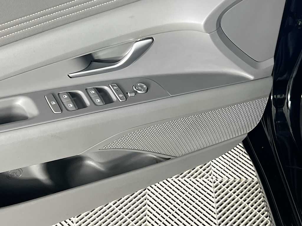 2025 Hyundai Elantra — photo 18