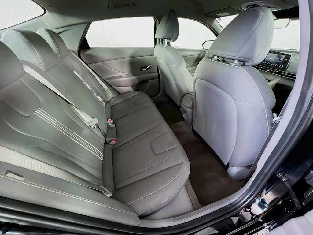 2025 Hyundai Elantra — photo 25