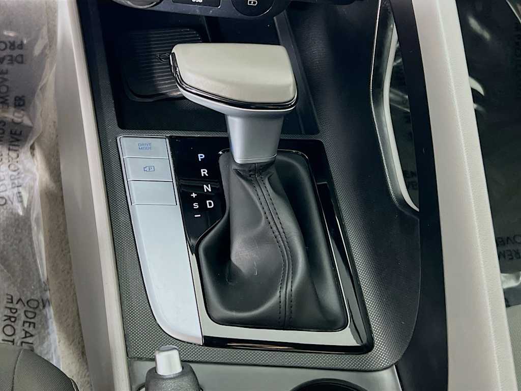 2025 Hyundai Elantra — photo 16