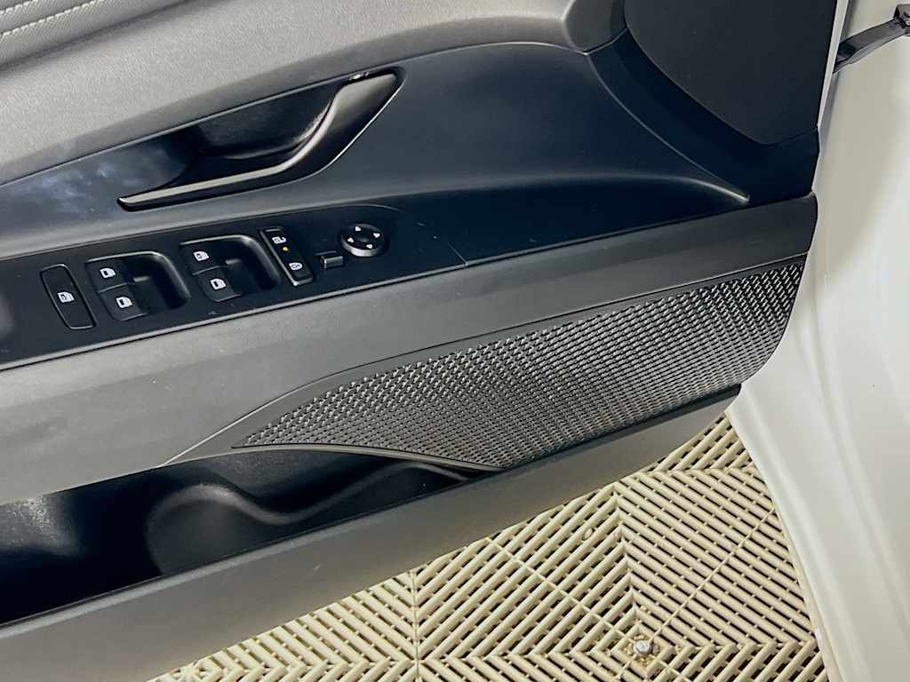 2025 Hyundai Elantra — photo 18