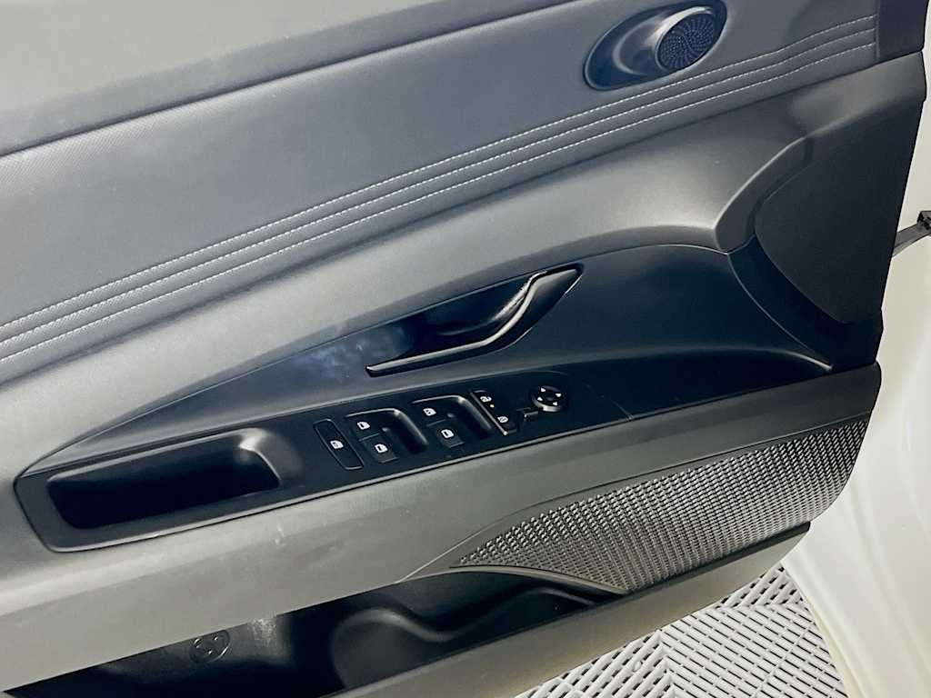2025 Hyundai Elantra — photo 17