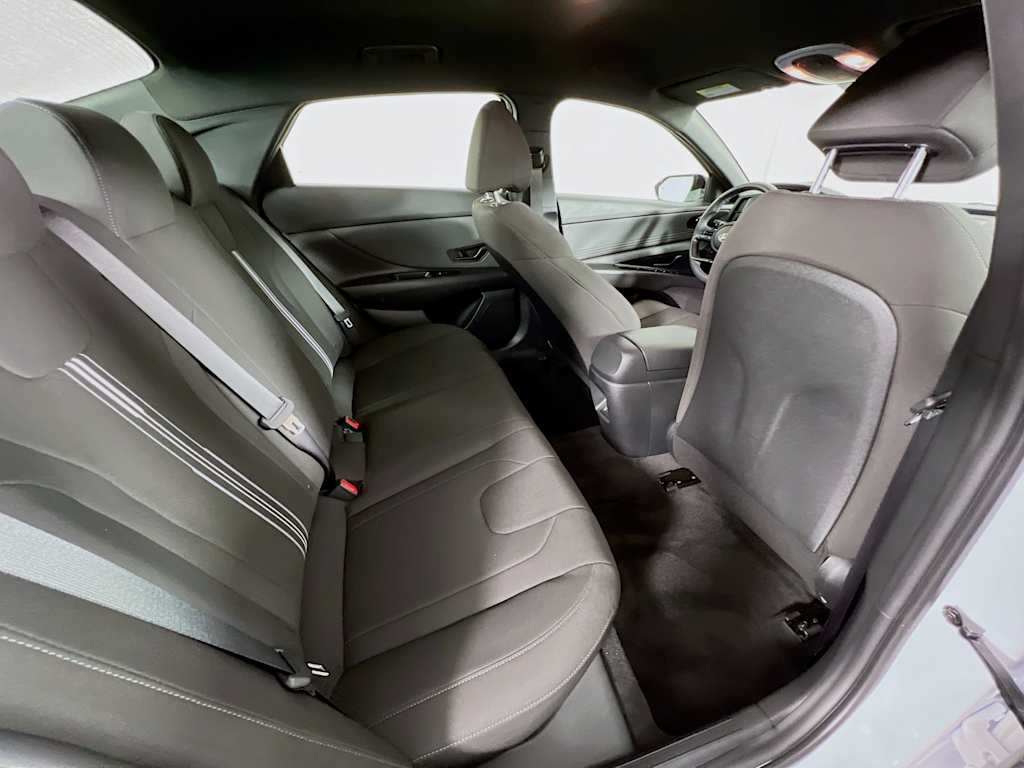 2025 Hyundai Elantra — photo 25