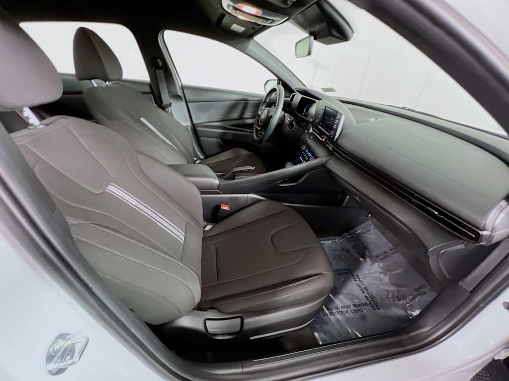 2025 Hyundai Elantra — photo 26