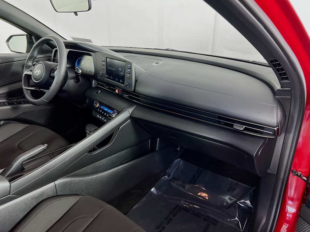 2025 Hyundai Elantra — photo 28