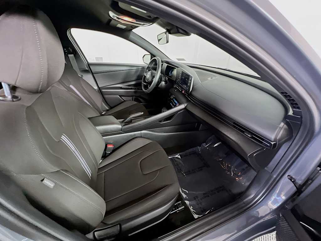 2025 Hyundai Elantra — photo 26