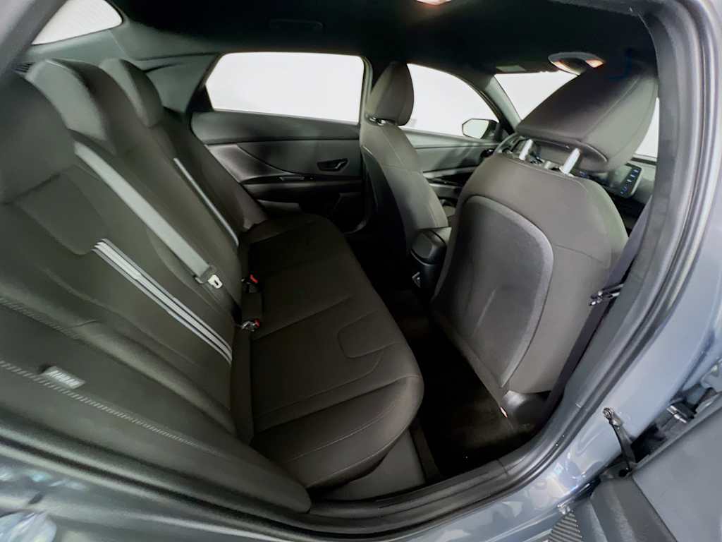 2025 Hyundai Elantra — photo 25