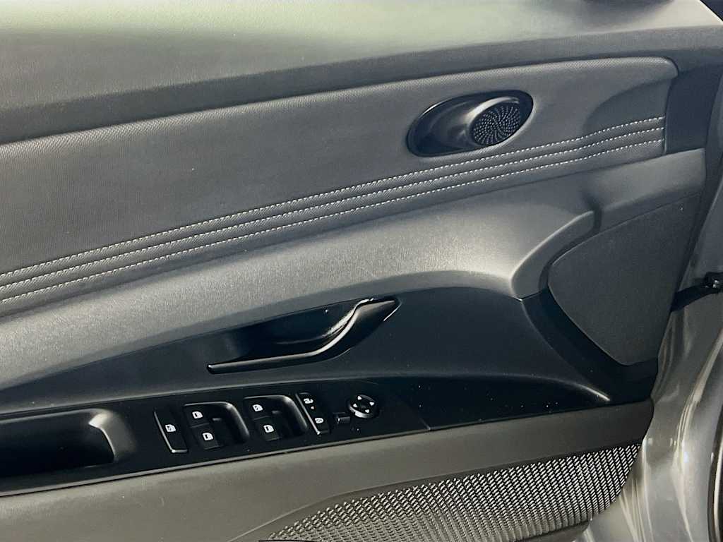 2025 Hyundai Elantra — photo 17