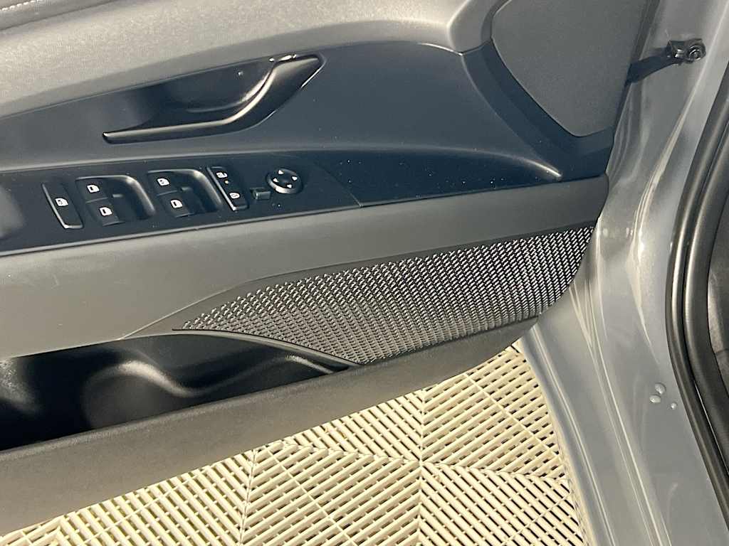 2025 Hyundai Elantra — photo 18