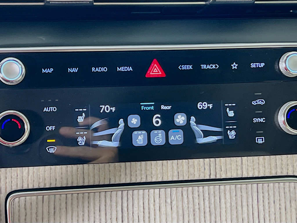 2025 Genesis GV80 — photo 21