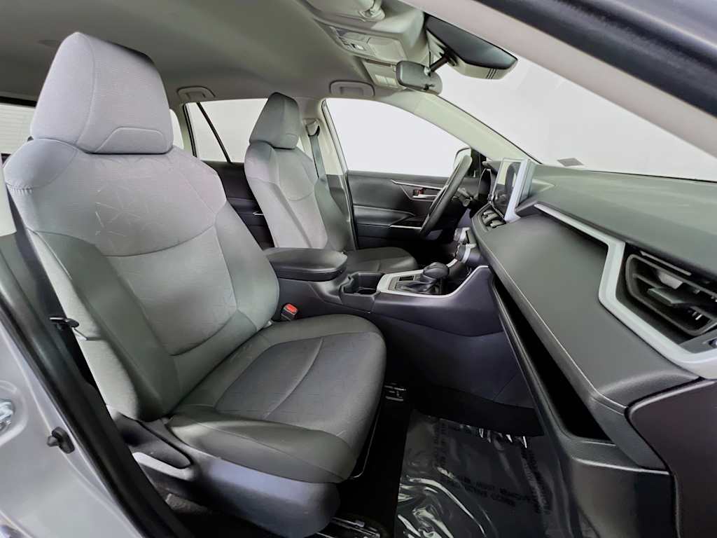 2025 Toyota RAV4 — photo 27