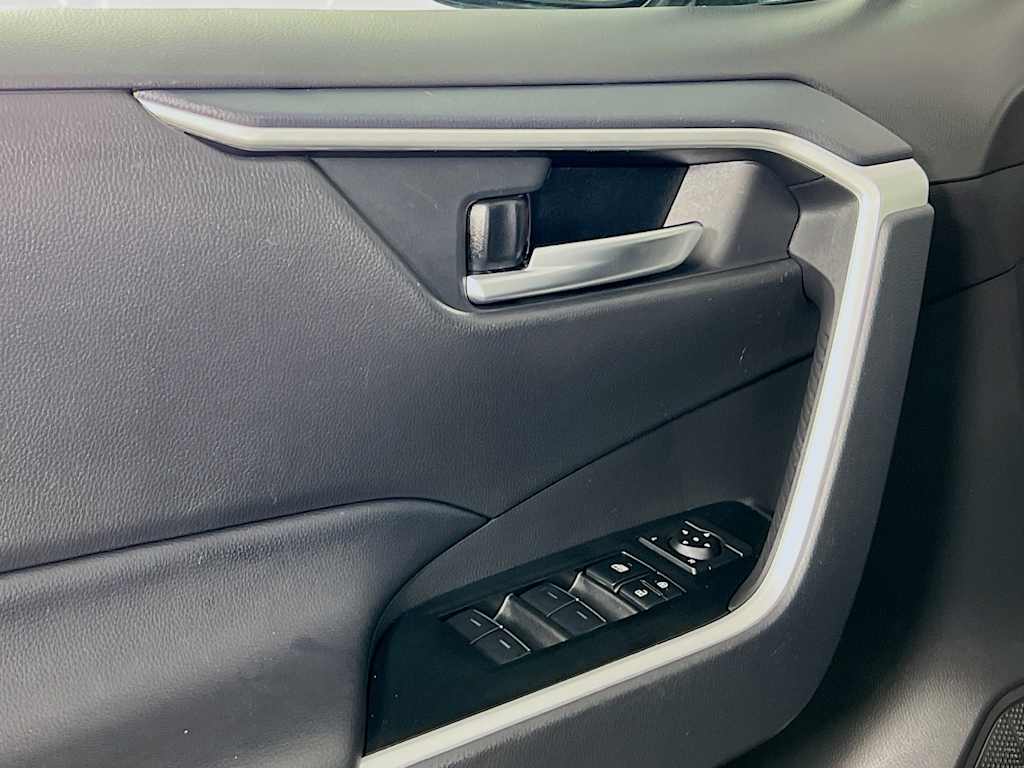 2025 Toyota RAV4 — photo 17