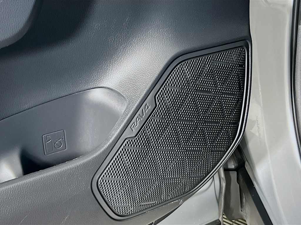 2025 Toyota RAV4 — photo 18