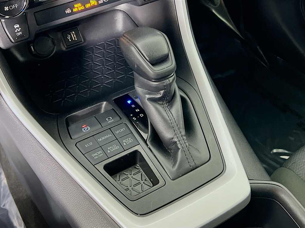 2025 Toyota RAV4 — photo 16