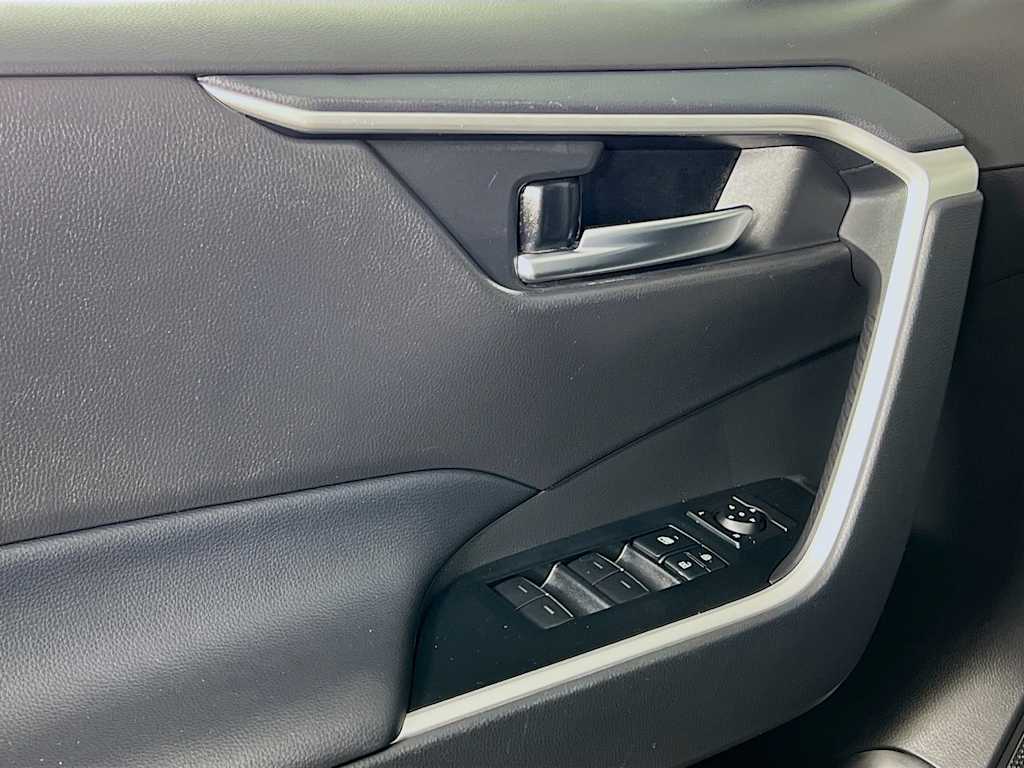 2025 Toyota RAV4 — photo 17