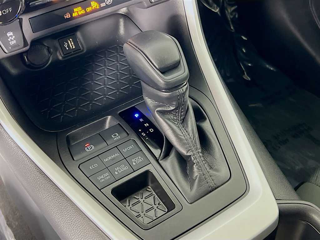 2025 Toyota RAV4 — photo 16