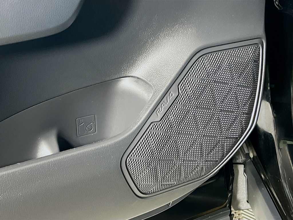 2025 Toyota RAV4 — photo 18