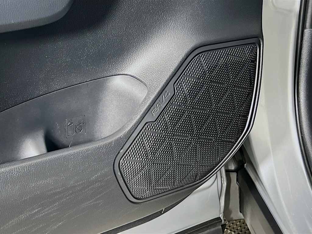 2025 Toyota RAV4 — photo 18