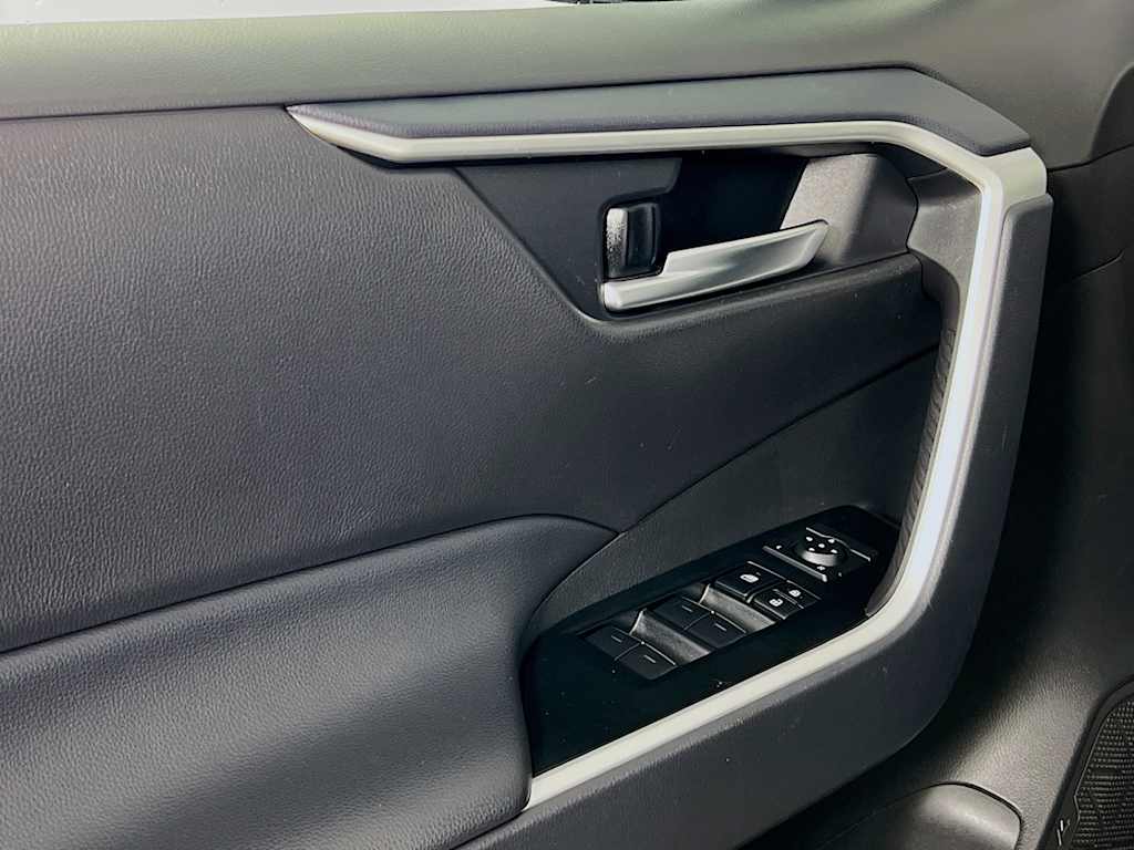 2025 Toyota RAV4 — photo 17
