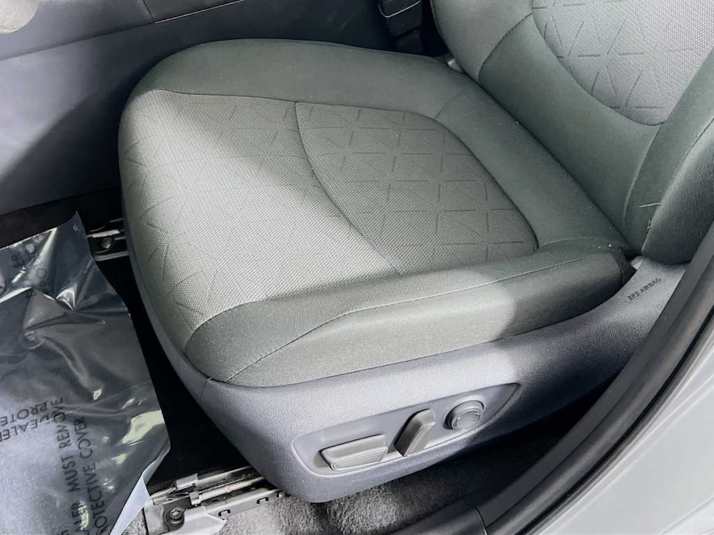 2025 Toyota RAV4 — photo 19