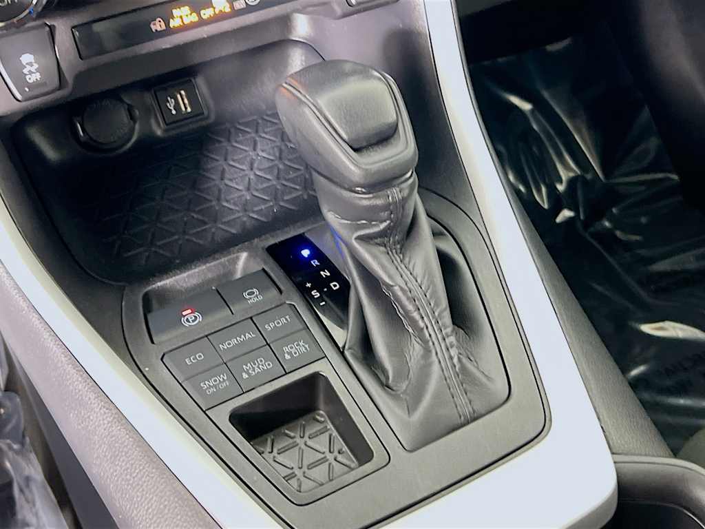 2025 Toyota RAV4 — photo 16