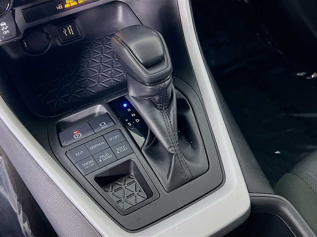 2025 Toyota RAV4 — photo 16