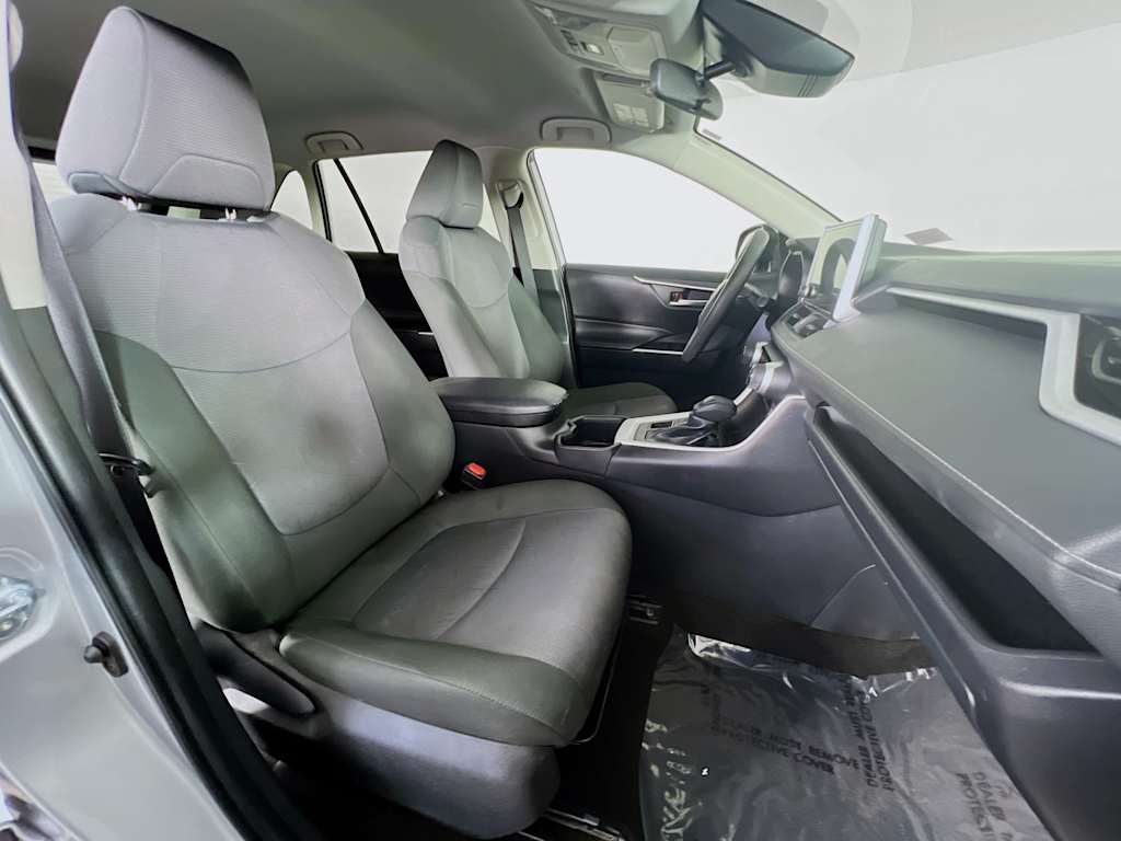 2025 Toyota RAV4 — photo 27