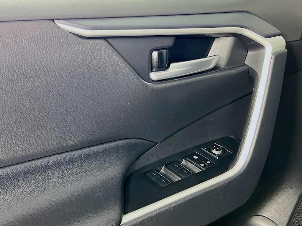 2025 Toyota RAV4 — photo 17