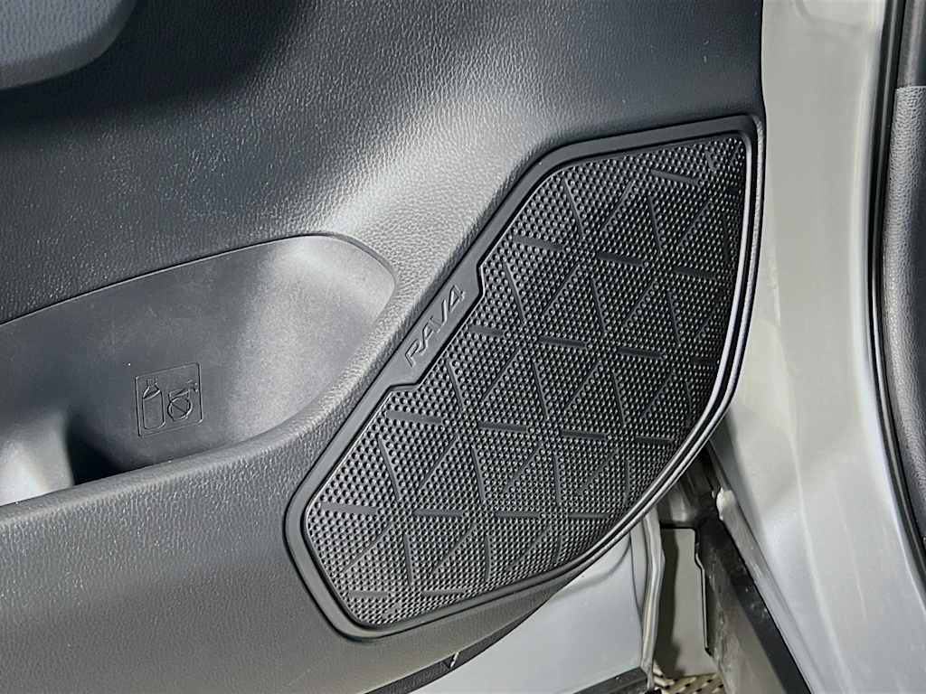 2025 Toyota RAV4 — photo 18