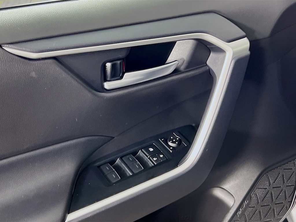 2025 Toyota RAV4 — photo 17