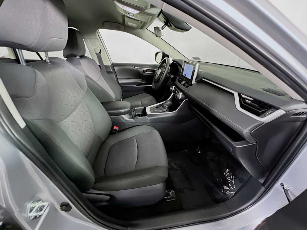2025 Toyota RAV4 — photo 25