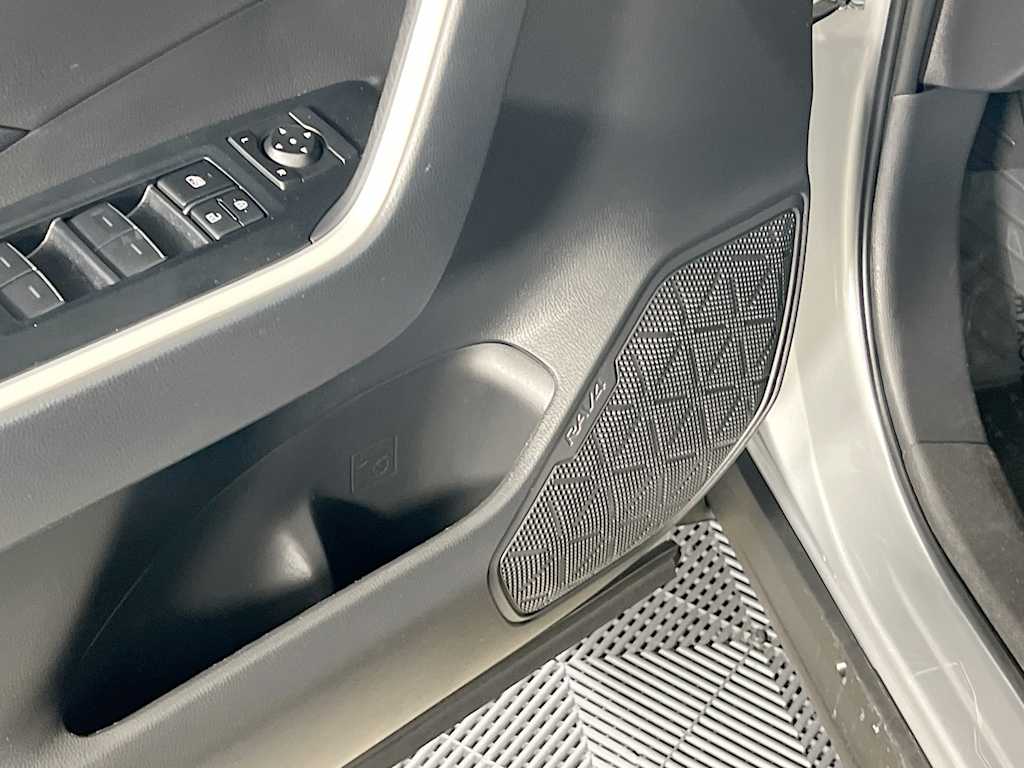 2025 Toyota RAV4 — photo 18