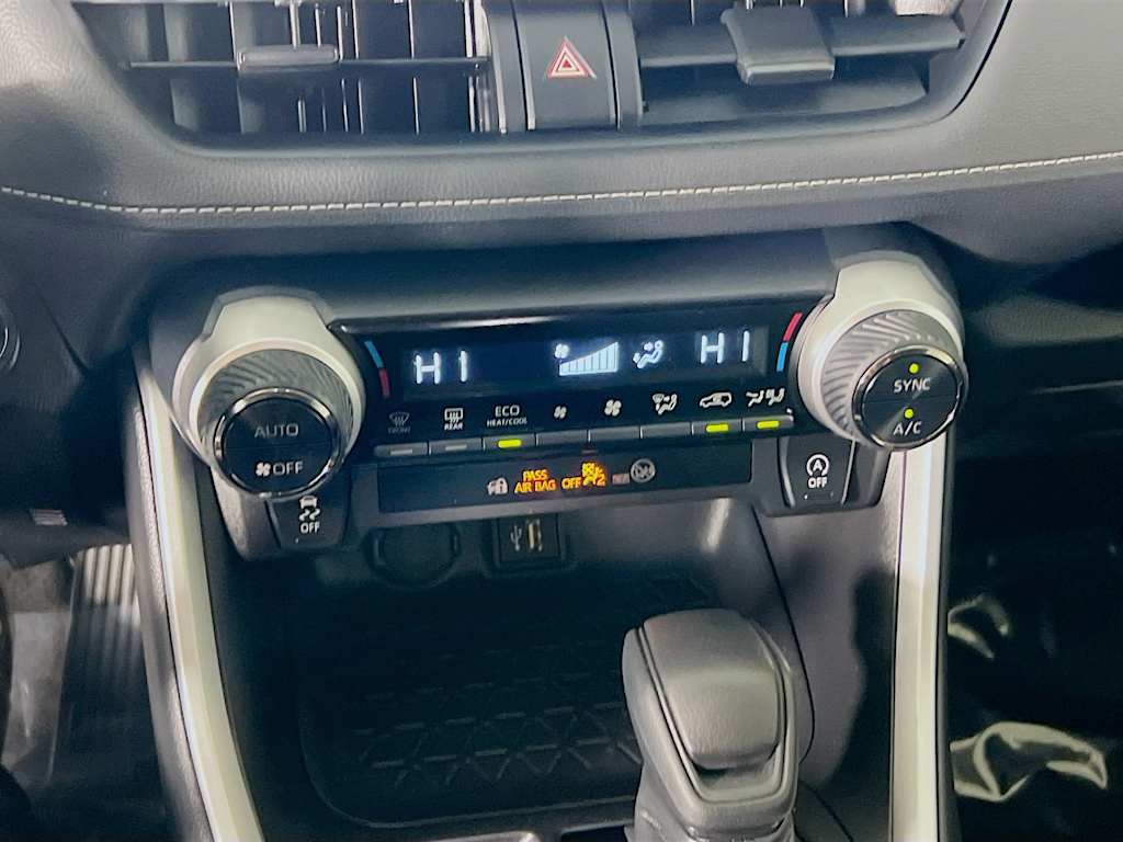 2025 Toyota RAV4 — photo 15