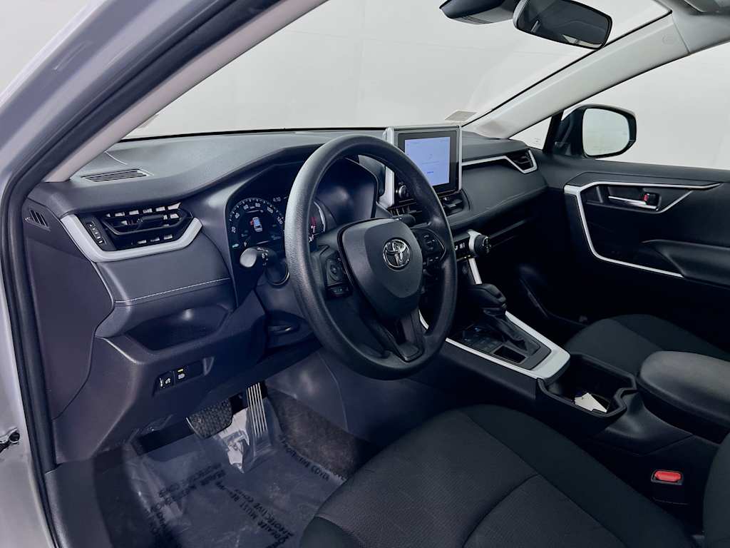 2025 Toyota RAV4 — photo 9