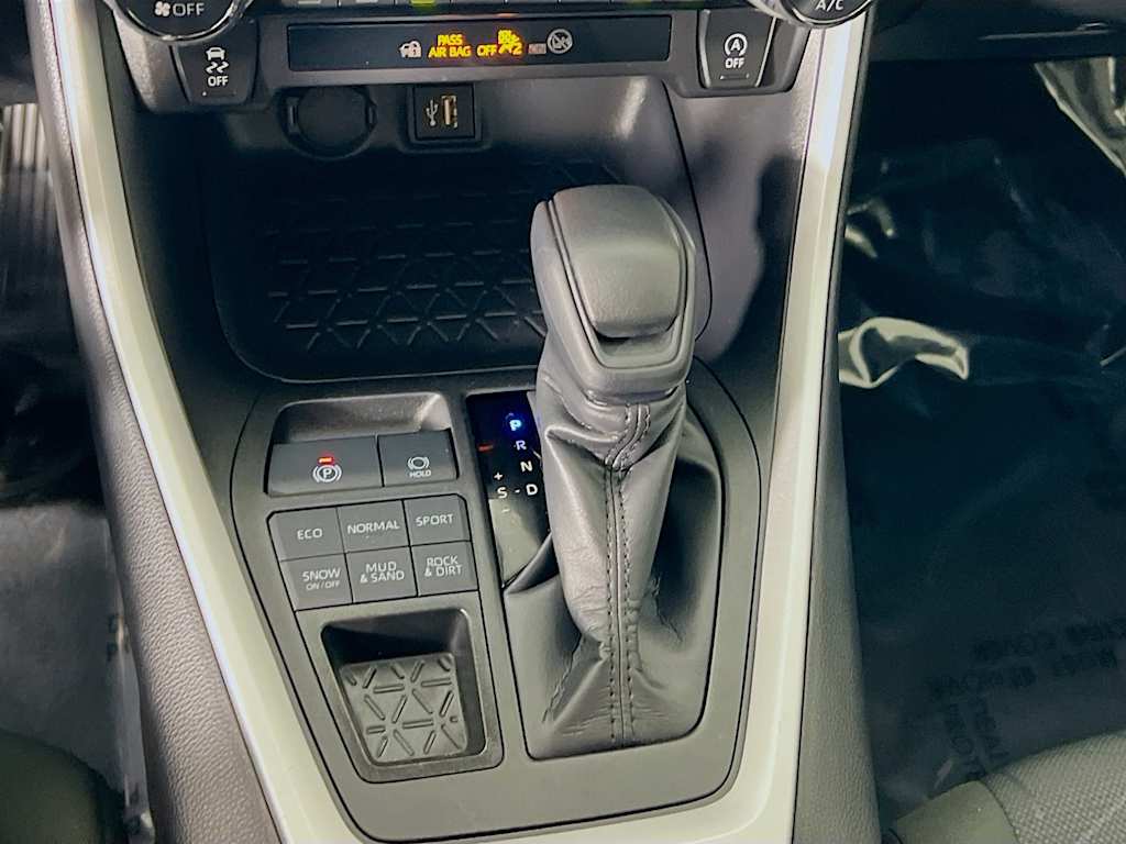 2025 Toyota RAV4 — photo 16