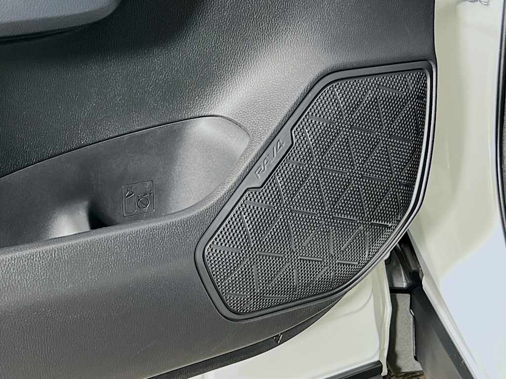 2025 Toyota RAV4 — photo 18