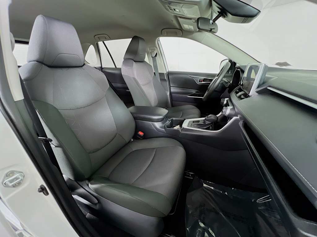 2025 Toyota RAV4 — photo 27